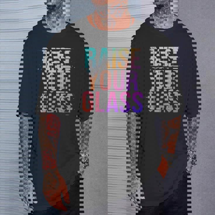 Raise Your Glass Pink Cheers Party Tシャツ 彼への贈り物