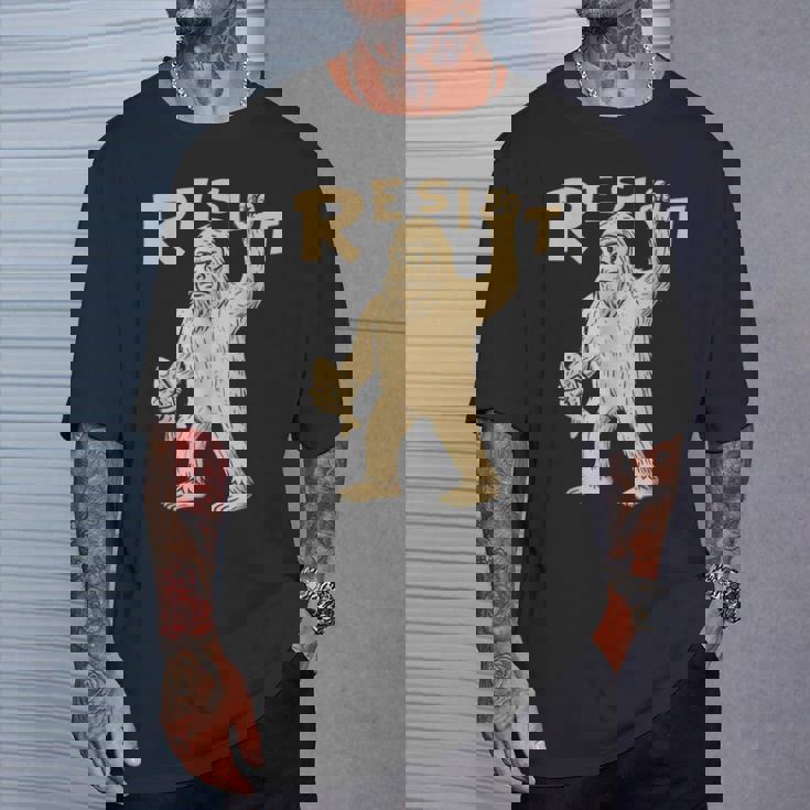 Resist サスカッチティー—面白いクリプティッド抗議 Tシャツ 彼への贈り物