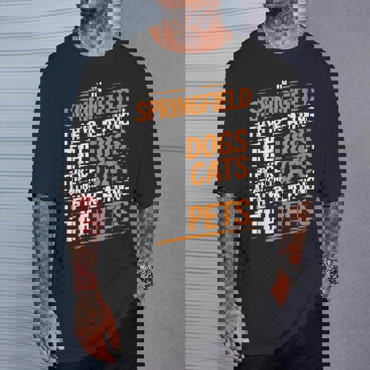 Springfieldでは、They Eating The Cats The Dogs The Pet Tシャツ 彼への贈り物