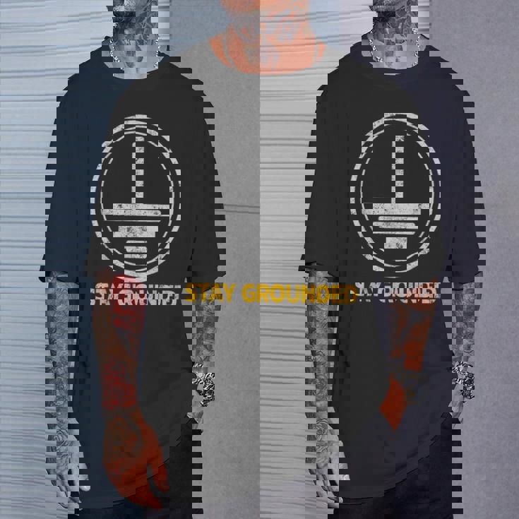 Stay Grounded面白い電気工学メカニック Tシャツ 彼への贈り物