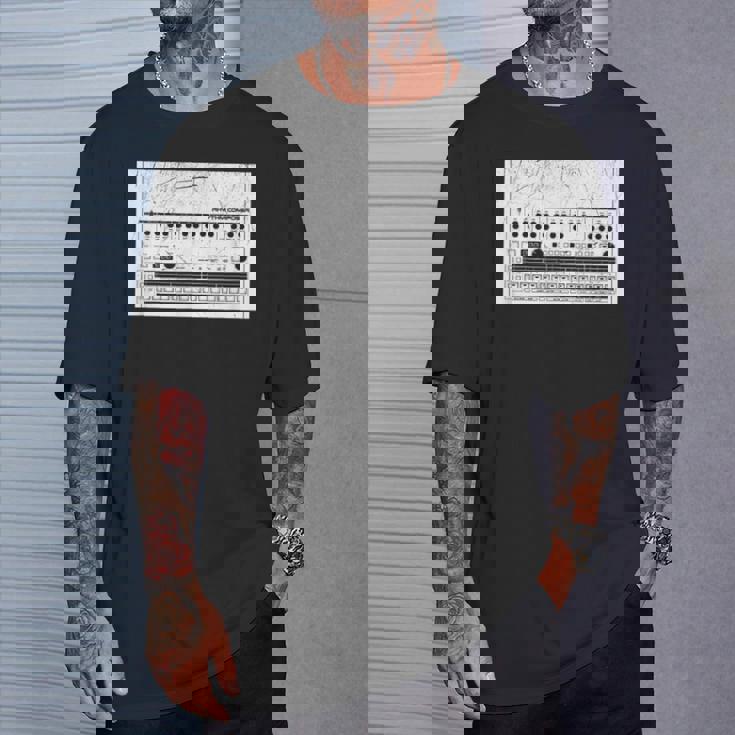 Synthesizer アナログシンセドラムマシン コンピューターヴィンテージオタク Tシャツ 彼への贈り物