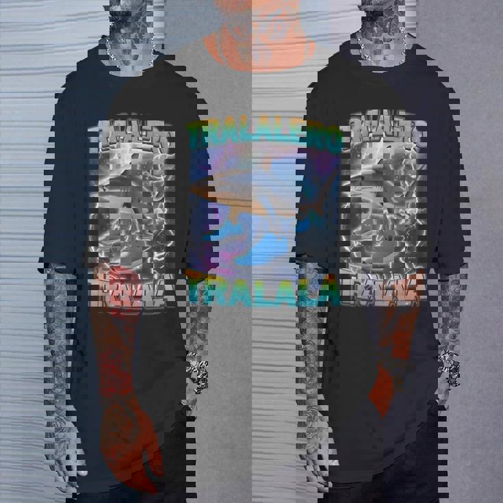 Tralalero Tralala 面白いサメ 靴付き ミーム Tシャツ 彼への贈り物