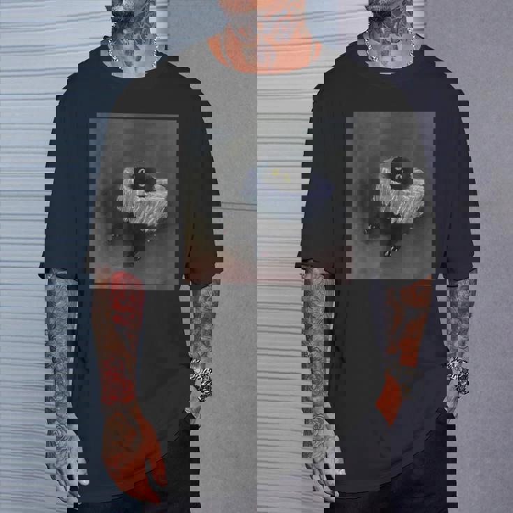 Vanessatockardによる面白い黒猫の絵。 Tシャツ 彼への贈り物