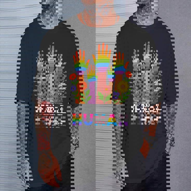 We Are All Human レインボー Lgbt Lgbtq トランスジェンダー ハンドフラワー Tシャツ 彼への贈り物