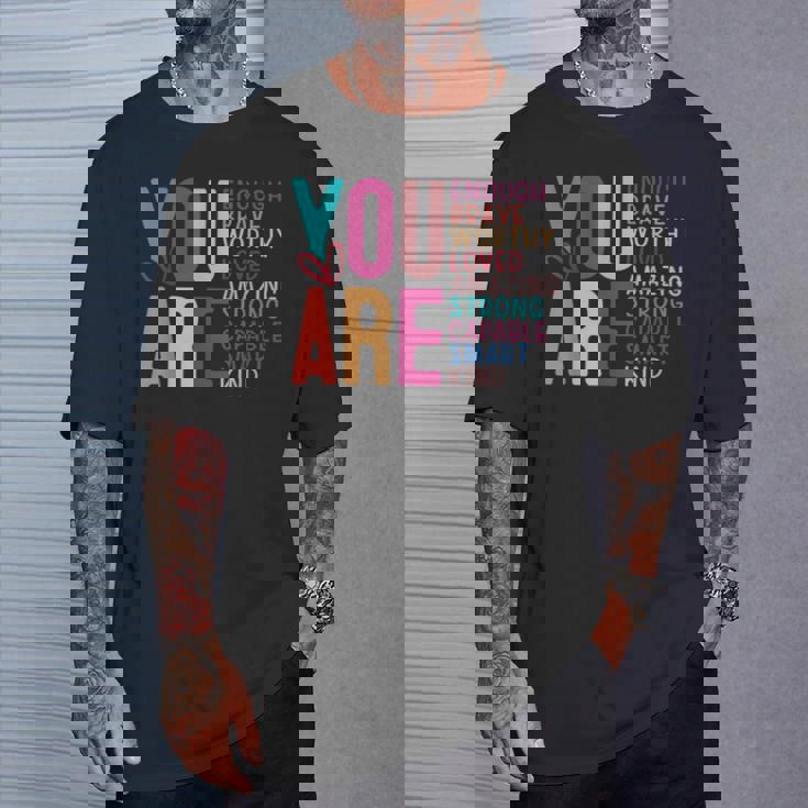 You Are Enough 感動的な引用と断言 Tシャツ 彼への贈り物