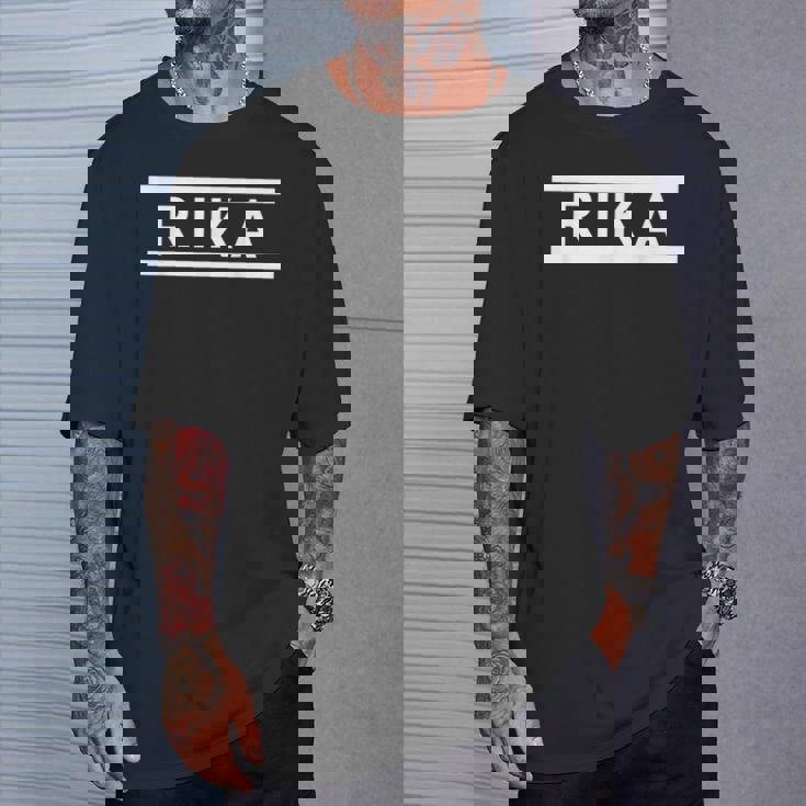 「Rika」ヘボン式「りか」「リカ」下の名前 ローマ字 名入れ 名乗り ラテン文字 綴り Tシャツ 彼への贈り物