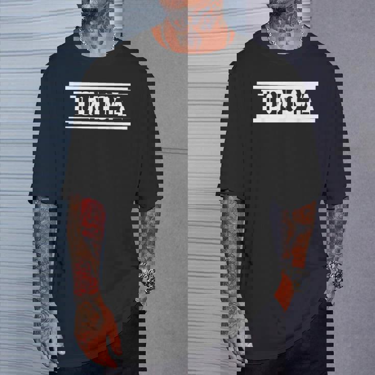 「Tomoya」ヘボン式「ともや」「トモヤ」下の名前 ローマ字 名入れ 名乗り ラテン文字 綴り Tシャツ 彼への贈り物