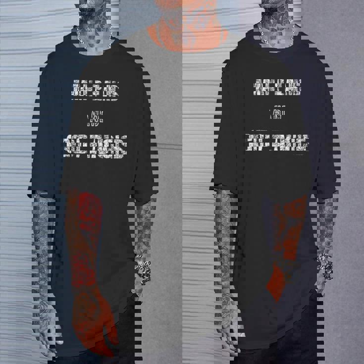 「人は計画し、神は笑う」面白いことわざ Tシャツ 彼への贈り物