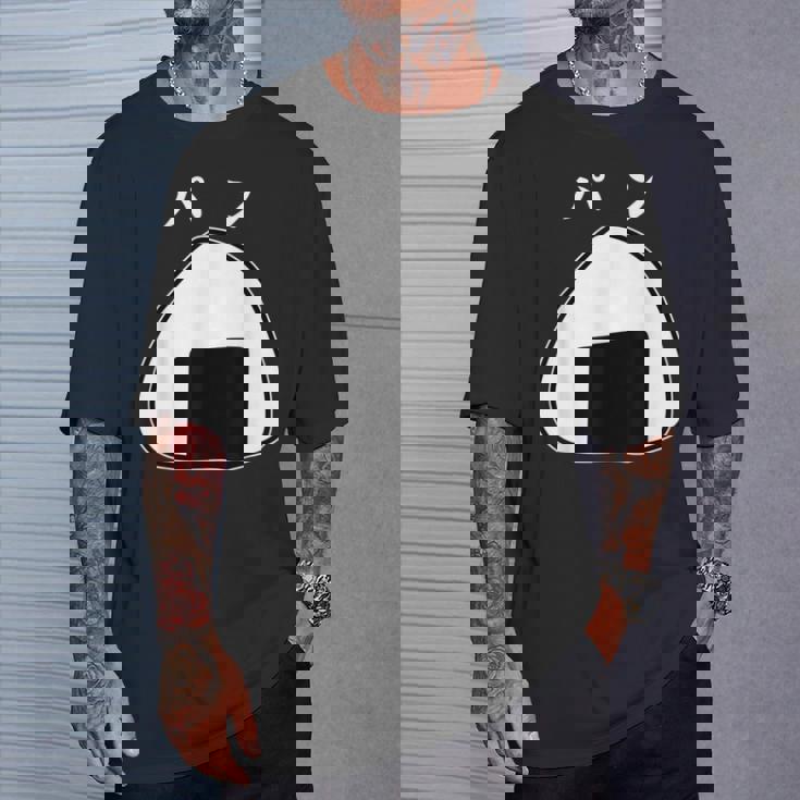 【おにぎりパン】パンとおにぎり：伝統と現代の融合 Tシャツ 彼への贈り物