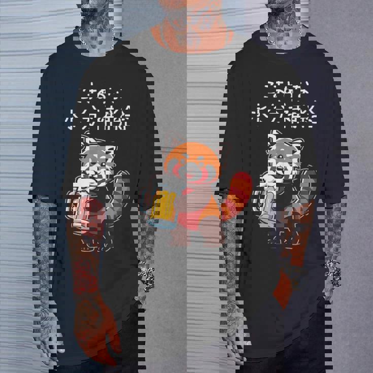 【こまめな水分補給】面白いレッドパンダ 熱中症対策 お酒 ビール 夏 暑さ おもしろ 面白い 可愛い ネタ ウケ狙い Tシャツ 彼への贈り物