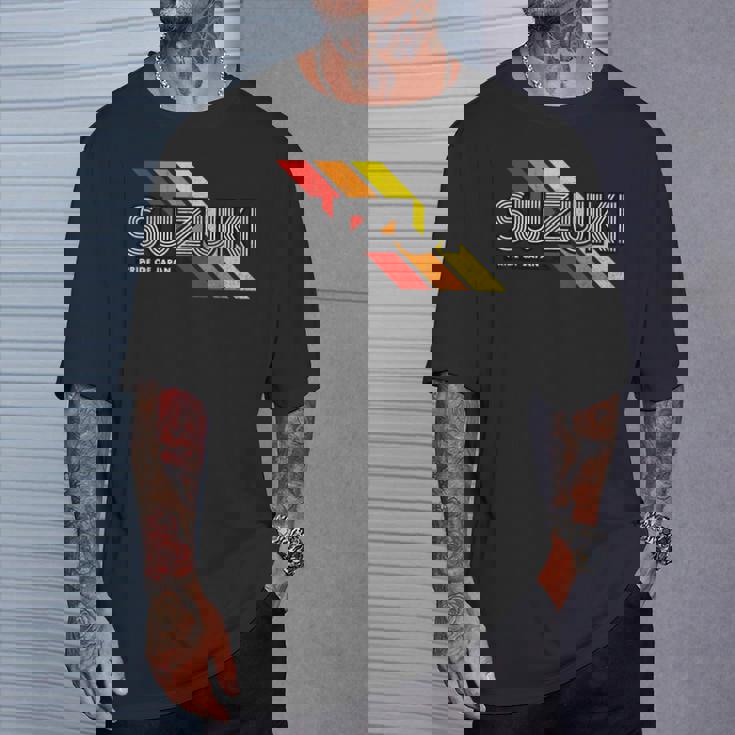 【スズキさんや鈴木さんの為のデザイン】 誇り 自慢 推し活 アイドル スター 応援 おもしろ 面白 ネタ Tシャツ 彼への贈り物