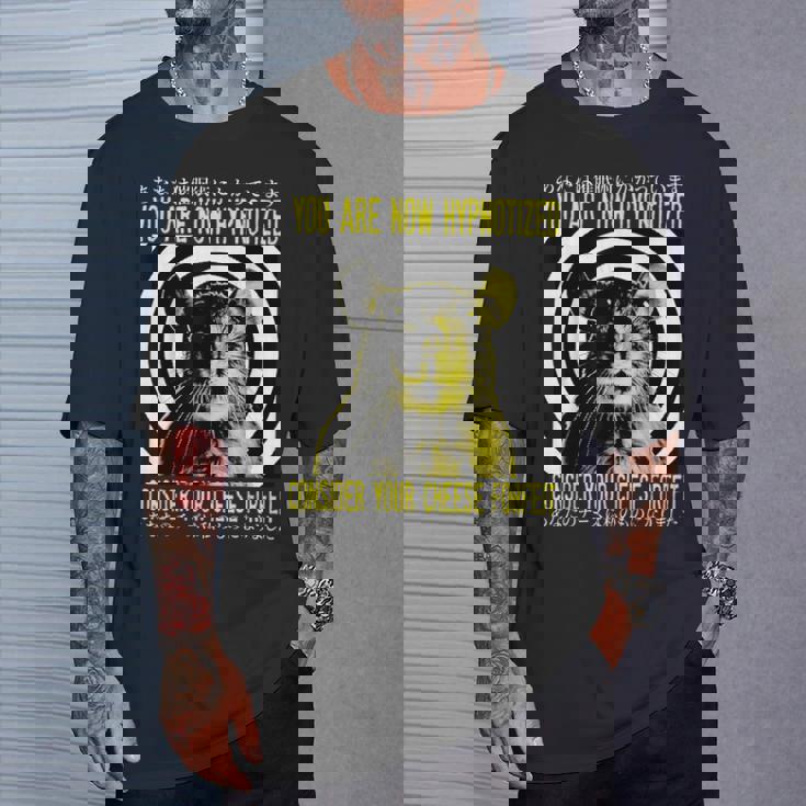 あなたは今、催眠術をかけられた日本ネズミです。 Tシャツ 彼への贈り物