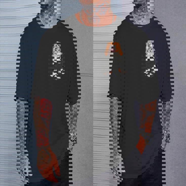 おかしなキャバリア王チャールズ・スパニエルがあなたのポケットに。 Tシャツ 彼への贈り物