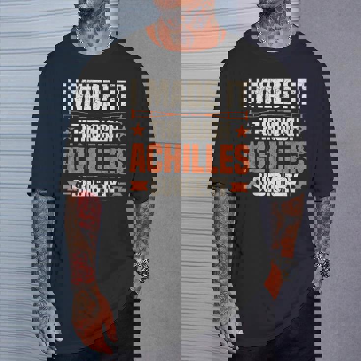 おかしな手術 サバイバー デザイン リカバリー アキレス手術 Tシャツ 彼への贈り物