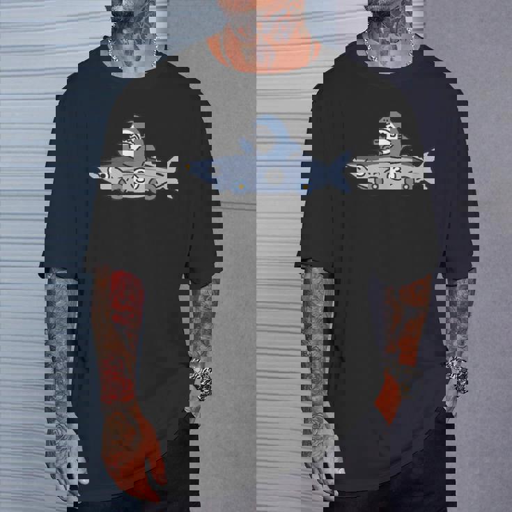 おさかなのくるまを運転するサメ Tシャツ 彼への贈り物