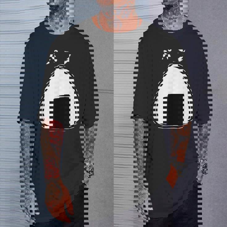 おにぎりパン パンとおにぎり：伝統とモダンの融合 Tシャツ 彼への贈り物