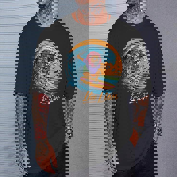 おもしろい ライオン サーフィン ライオン スポーツ サーファー 動物 恋人 夏 Tシャツ 彼への贈り物