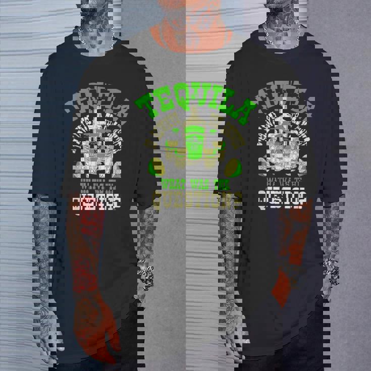 おもしろテキーラ飲んでるテキーラはいつも答えの贈り物 Tシャツ 彼への贈り物