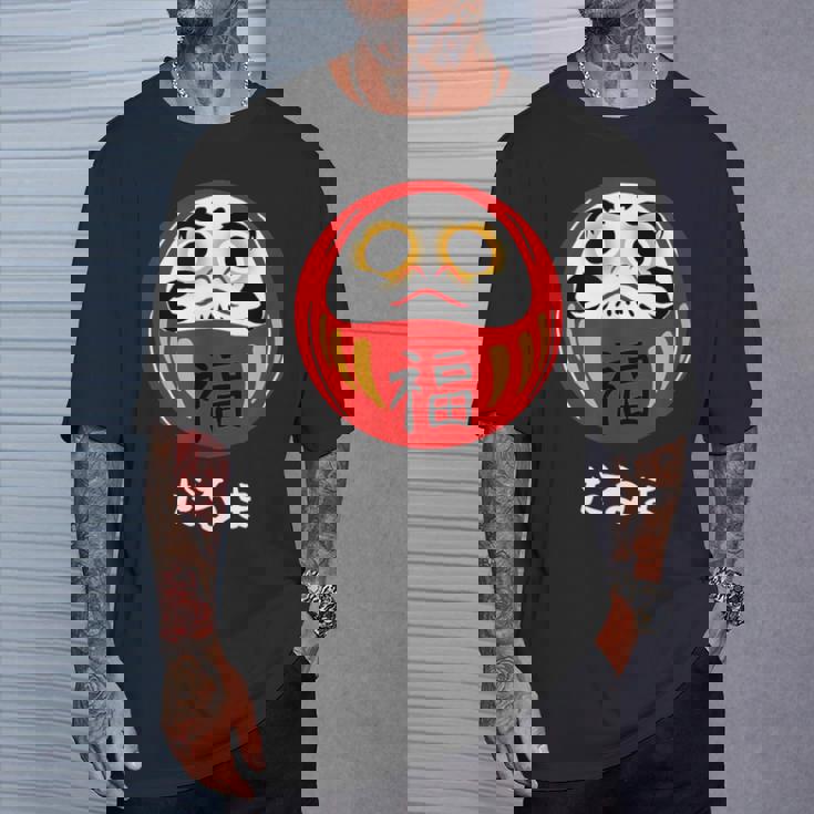 かわいいだるま人形 日本の漢字 かわいいだるま Tシャツ 彼への贈り物