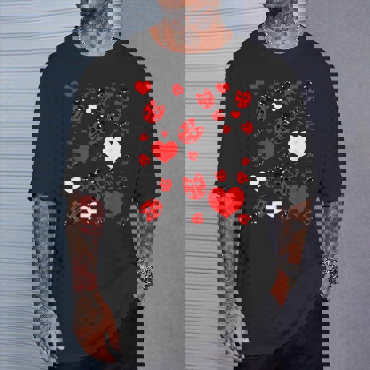 かわいいてんとう虫とハートのてんとう虫柄 Tシャツ 彼への贈り物