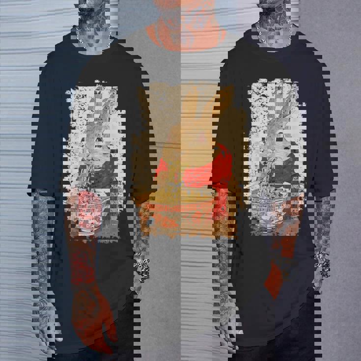 かわいいウサギが麺をすする Tシャツ 彼への贈り物