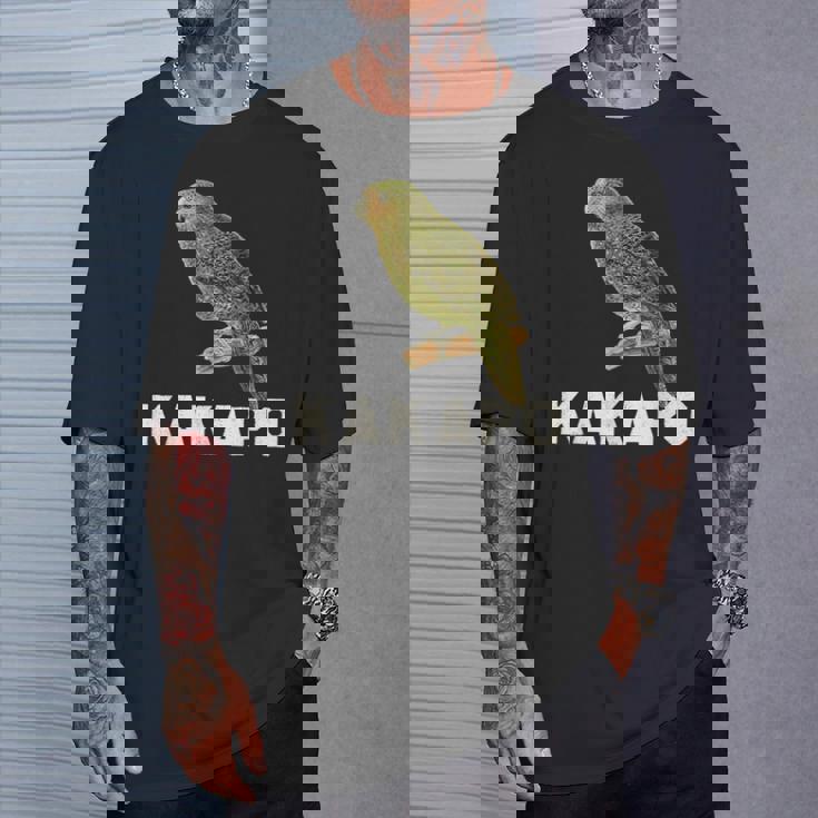 かわいいカカポの鳥が木に座っている Tシャツ 彼への贈り物