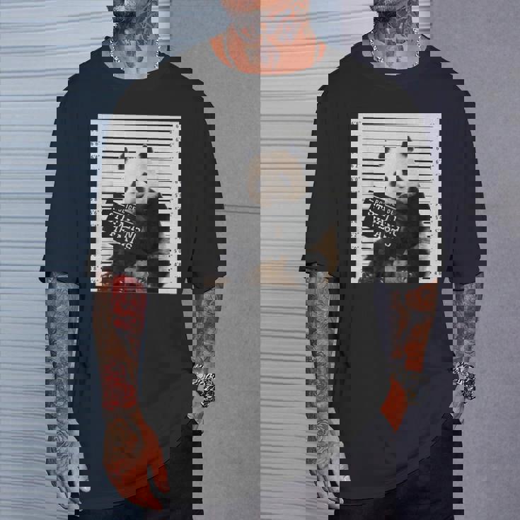 かわいいパンダの顔写真 犯罪者パンダ Tシャツ 彼への贈り物