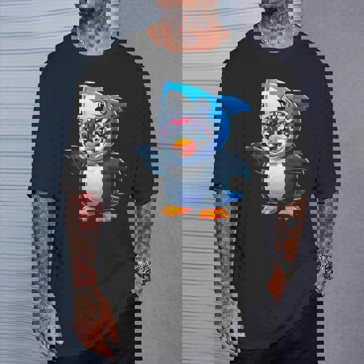 かわいいペンギンのサメのフュージョン漫画コスチューム。 Tシャツ 彼への贈り物