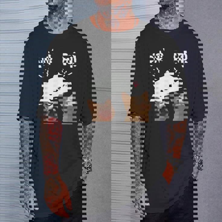 かわいいボンゴ猫遊びポップ猫ミーム Tシャツ 彼への贈り物