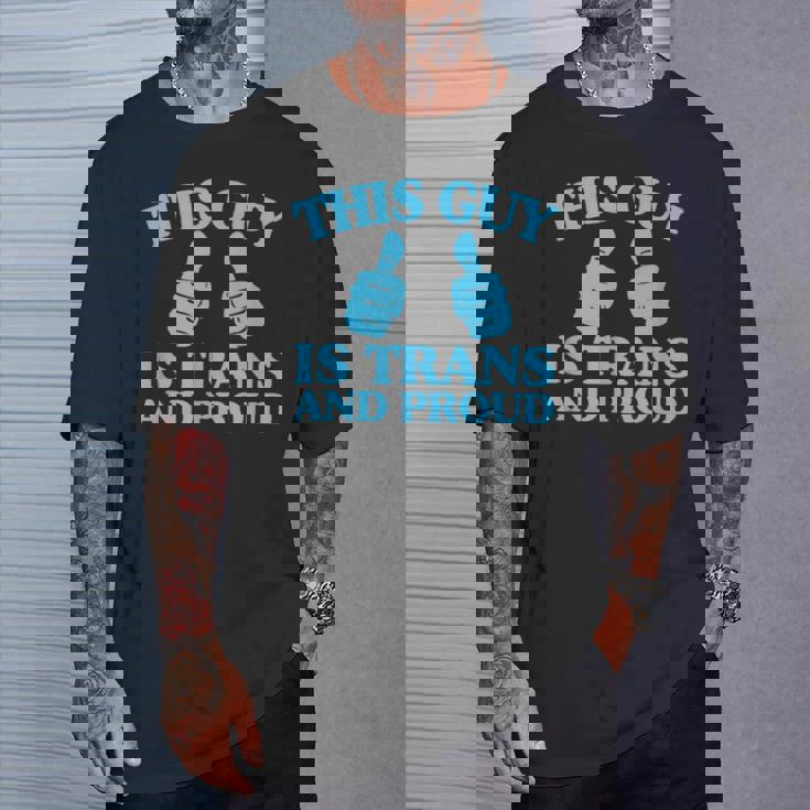 この男はトランスジェンダーで誇り高きトランスジェンダープライド二本指 Tシャツ 彼への贈り物