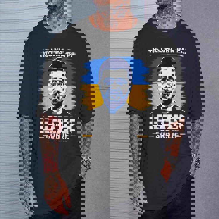これが本当のリーダーがzelenskyをサポートしているように見えるものです。 Tシャツ 彼への贈り物