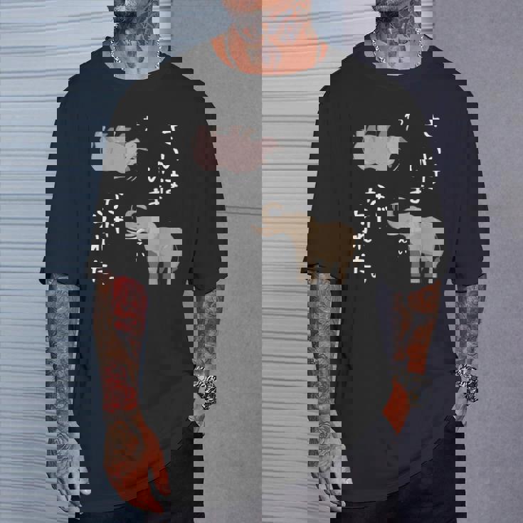 さいはいまなげられた ゾウ サイ かわいい Tシャツ 彼への贈り物