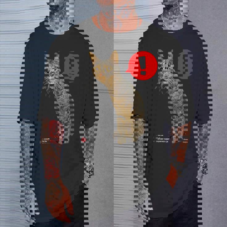 なにかをみつけたねこ、うずら 猫 かわいい キジトラ猫 Cat Tシャツ 彼への贈り物