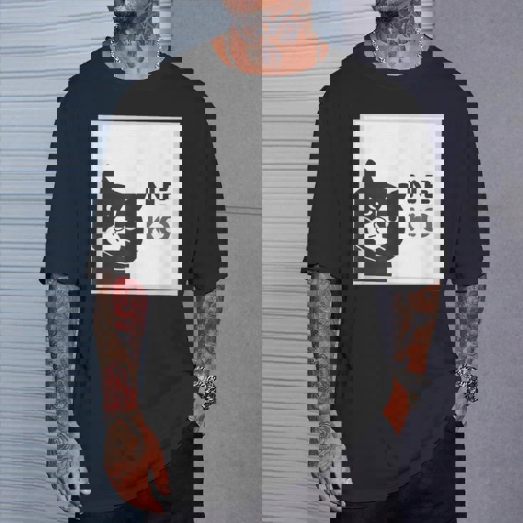 ねこさん Neko ハチワレ『まどの なか から』【どうぶつフレンズ】フキゲンネコ 猫 顔 窓 イラスト Tシャツ 彼への贈り物