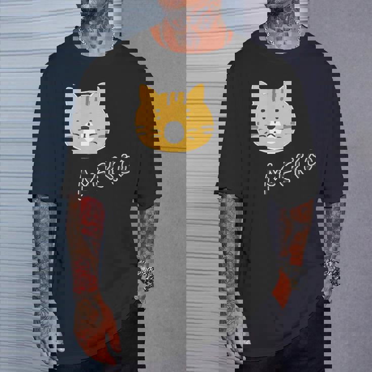 ねこさん『ふぇいす』茶トラ 猫 Neko【どうぶつフレンズ】フキゲンネコ 動物 ゆるかわいい キャラクター イラスト Tシャツ 彼への贈り物