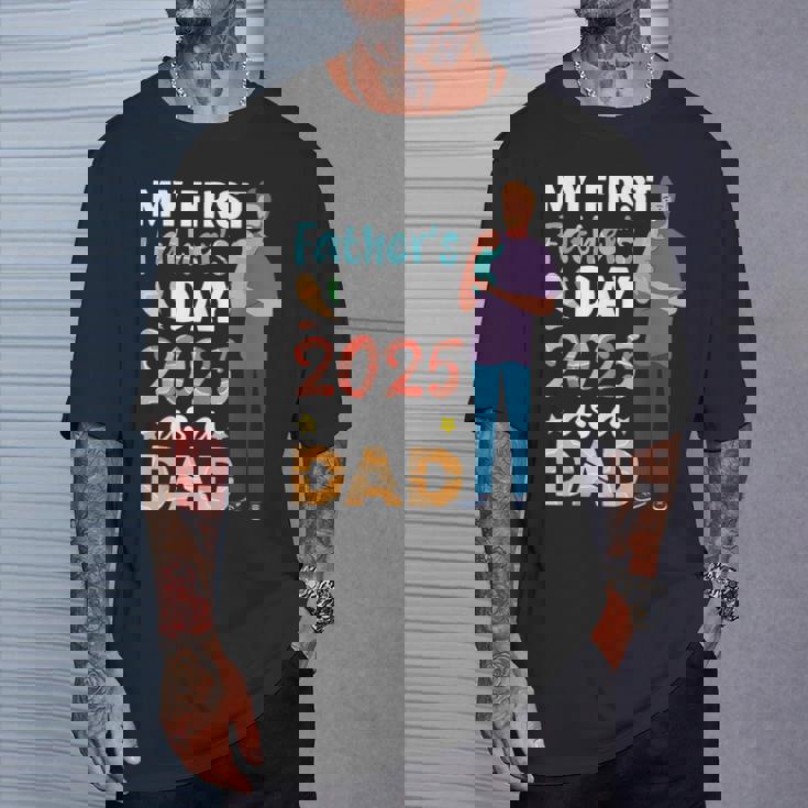 はじめての父の日2025年 赤ちゃんの誇り高きパパを持つお父さんとして Tシャツ 彼への贈り物