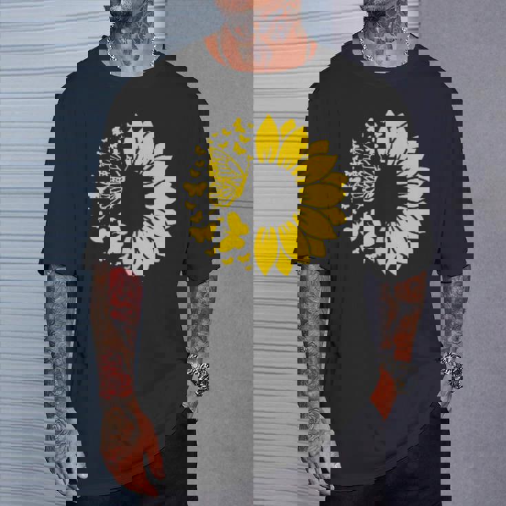 ひまわりと蝶のシルエット、自然の調和。 Tシャツ 彼への贈り物