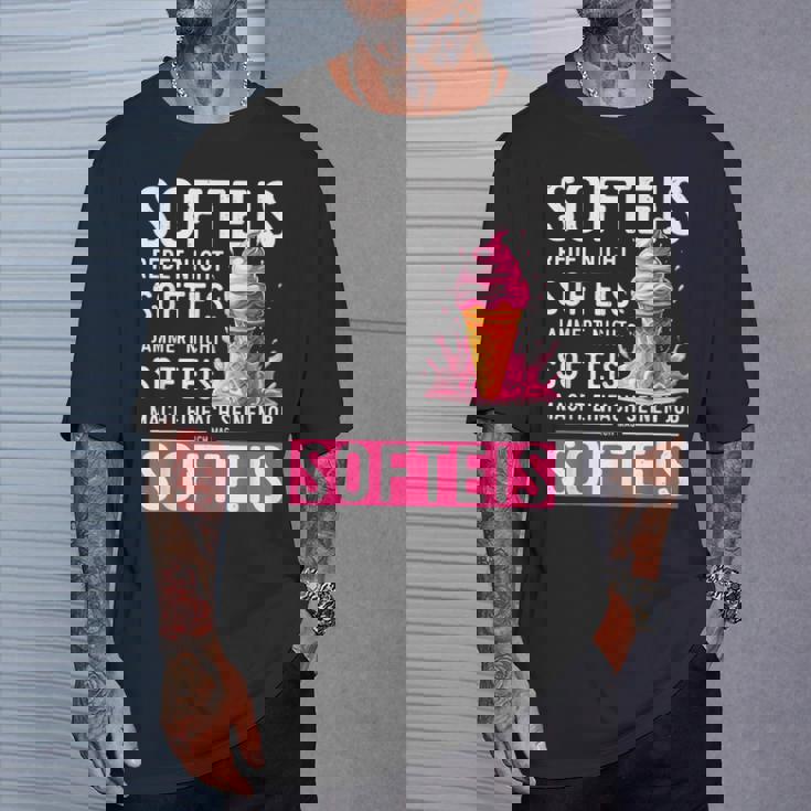 アイスクリームセラーコスチュームソフトアイスクリームはアイスクリームを言わないで話す Tシャツ 彼への贈り物