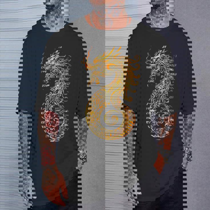 アステカ メキシコ神話 羽をつけた蛇 アートワーク ドラゴン Tシャツ 彼への贈り物