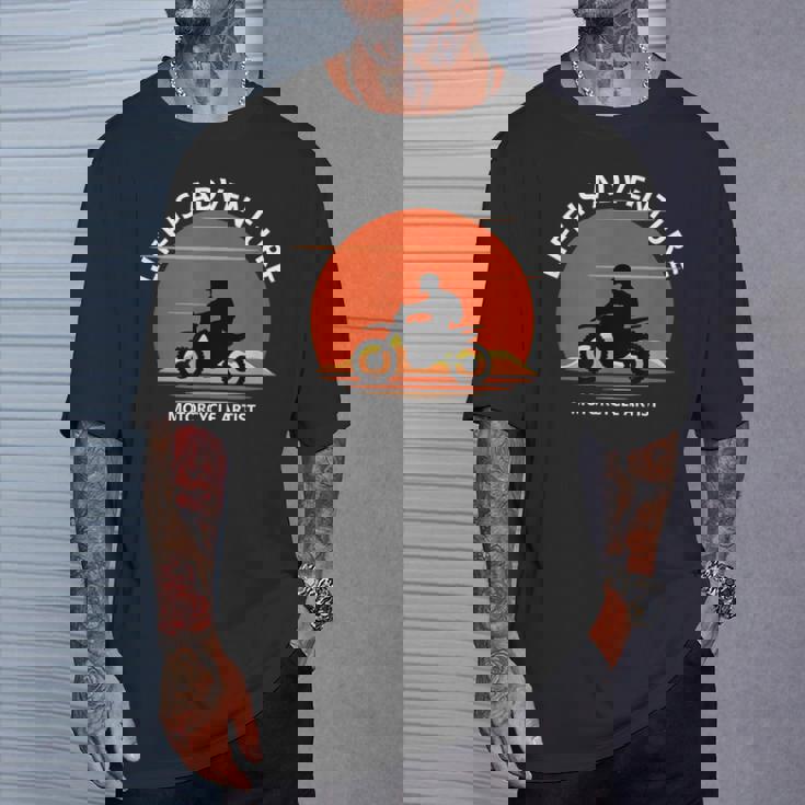 アドベンチャー バイク おもしろ オフロードバイク 人生は冒険だ ツーリング イラスト Tシャツ 彼への贈り物