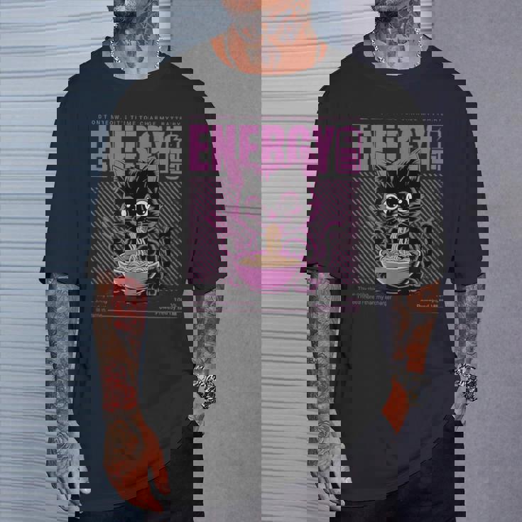 アニメ風ラーメン猫デザイン 充電と食欲のエネルギー系グラフィック Tシャツ 彼への贈り物