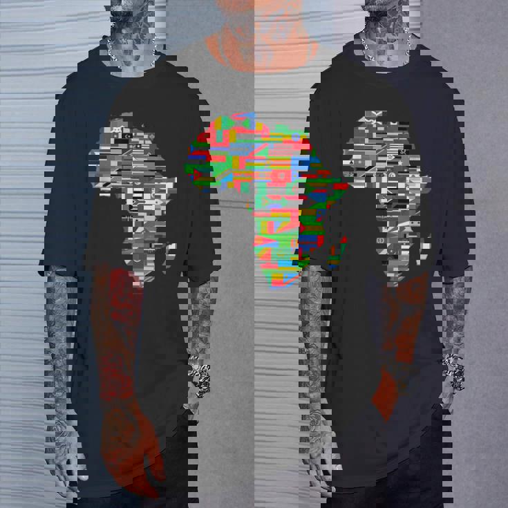 アフリカの地図-アフリカの国の旗の贈り物が付いているアフリカの地図 Tシャツ 彼への贈り物