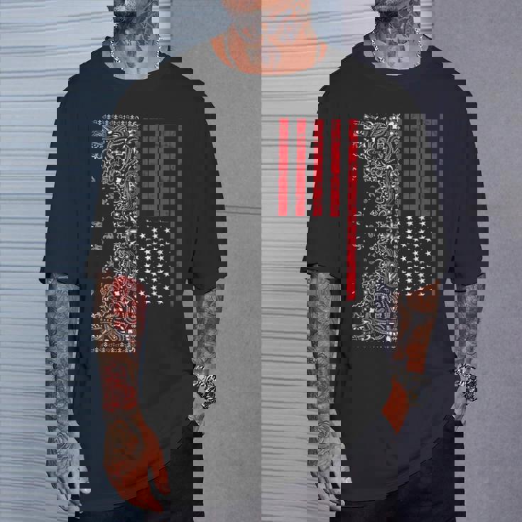 アメリカ、愛国的なアメリカ国旗、ペイズリー、バンダナプリント。 Tシャツ 彼への贈り物