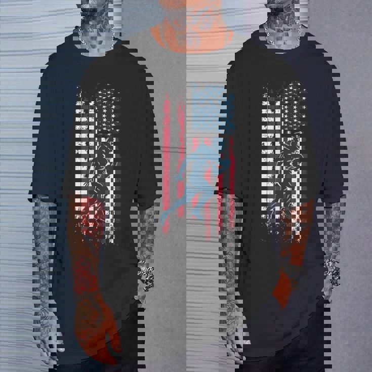 アメリカン フットボール選手 アメリカ国旗 スポーツ ファン 2024 シーズン Tシャツ 彼への贈り物