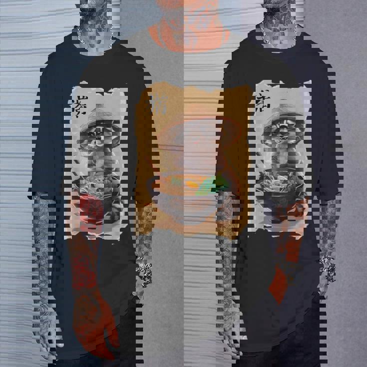 アライグマ 男性 女性 かわいい 食べる ラーメン 和 タヌキ Tシャツ 彼への贈り物