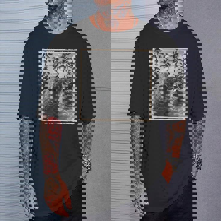 アライグマとカピバラ自撮り Tシャツ 彼への贈り物