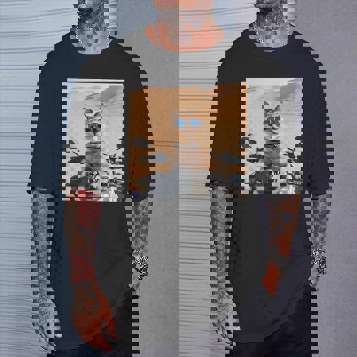 アラビア砂漠でサングラスをかけた猫、ドバイにマッチ。 Tシャツ 彼への贈り物