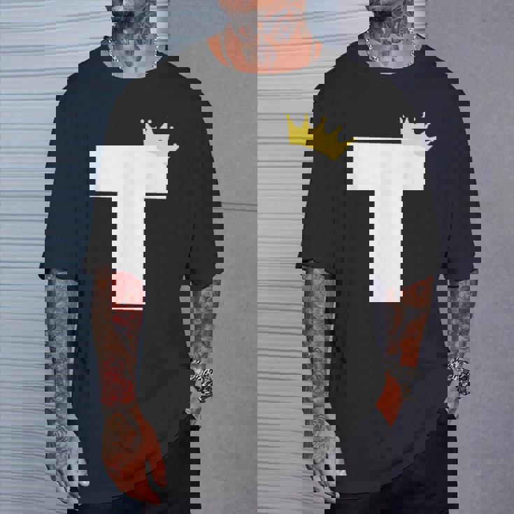 アルファベット大文字モノグラム イニシャル キング クイーン クラウン Tシャツ 彼への贈り物