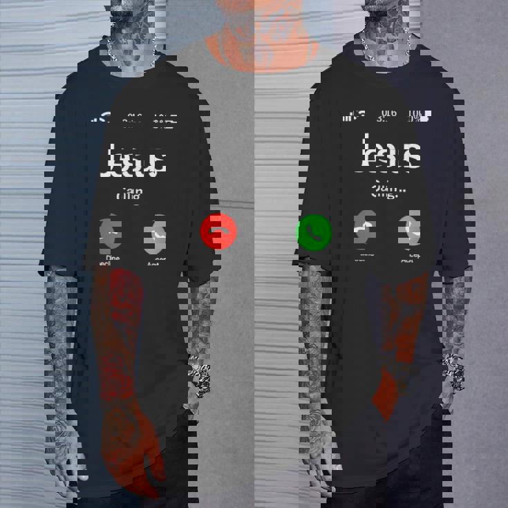イエスは天国から呼びかけている-クリスチャンリビング Tシャツ 彼への贈り物