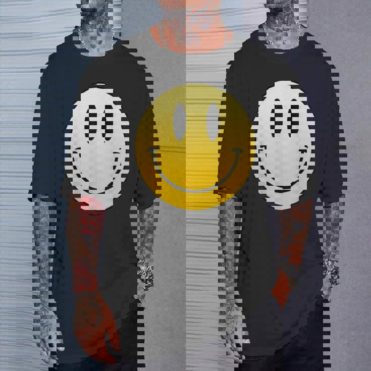 イエロー スマイル ハッピー ピース スマイル フェイス かわいい ユーモア すごい Tシャツ 彼への贈り物